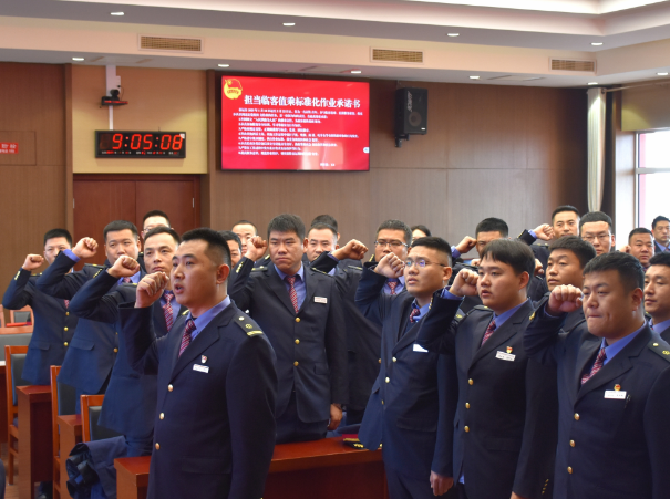 让青春的旗帜在万里铁道线上始终高高飘扬