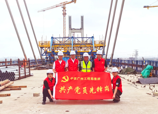 每一名党员都不是旁观者，而是全面从严治党的参与者、践行者